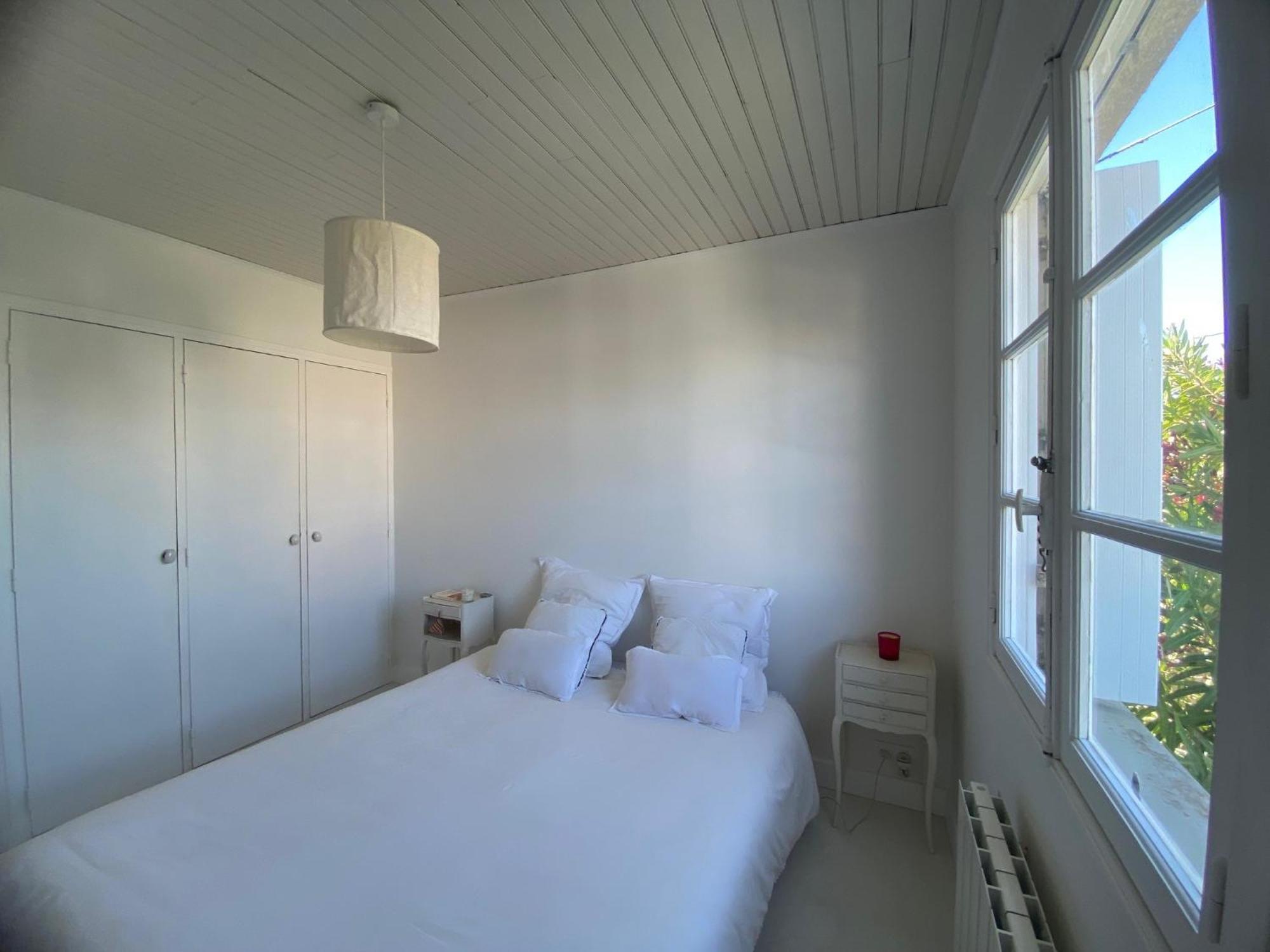 Maison 300 M De La Avec Un Bel Exterieur