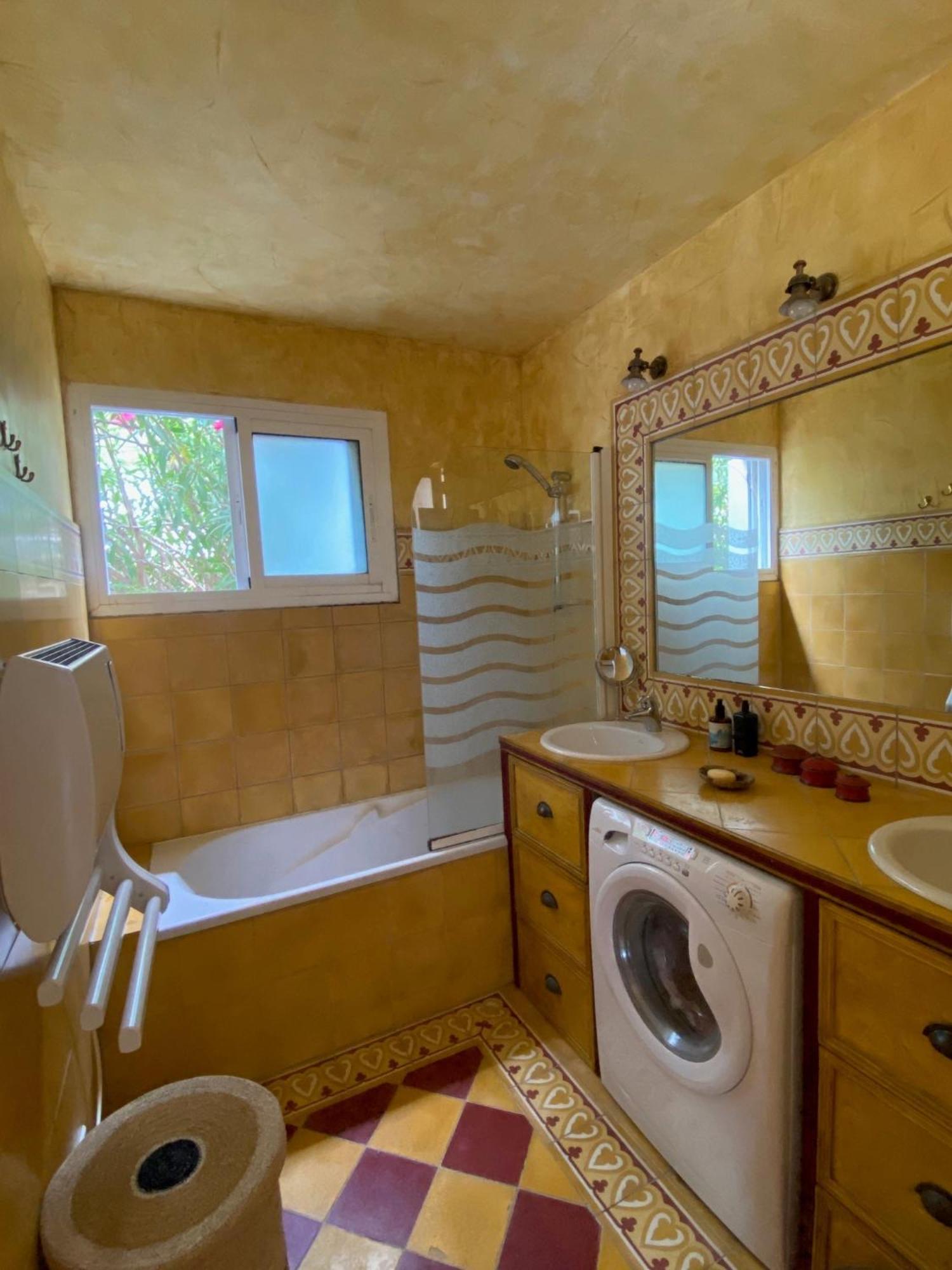 Maison 300 M De La Avec Un Bel Exterieur