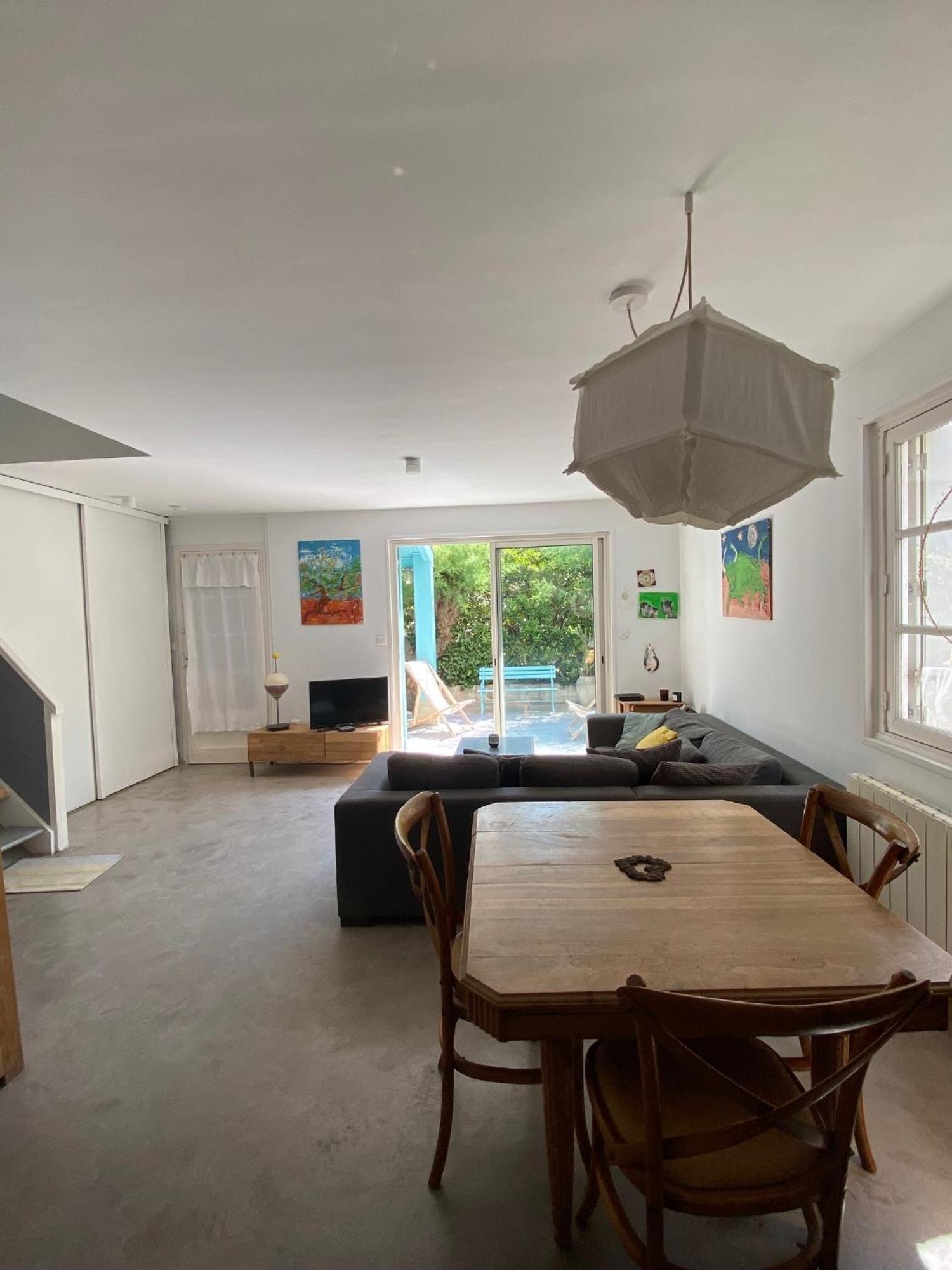 Maison 300 M De La Avec Un Bel Exterieur